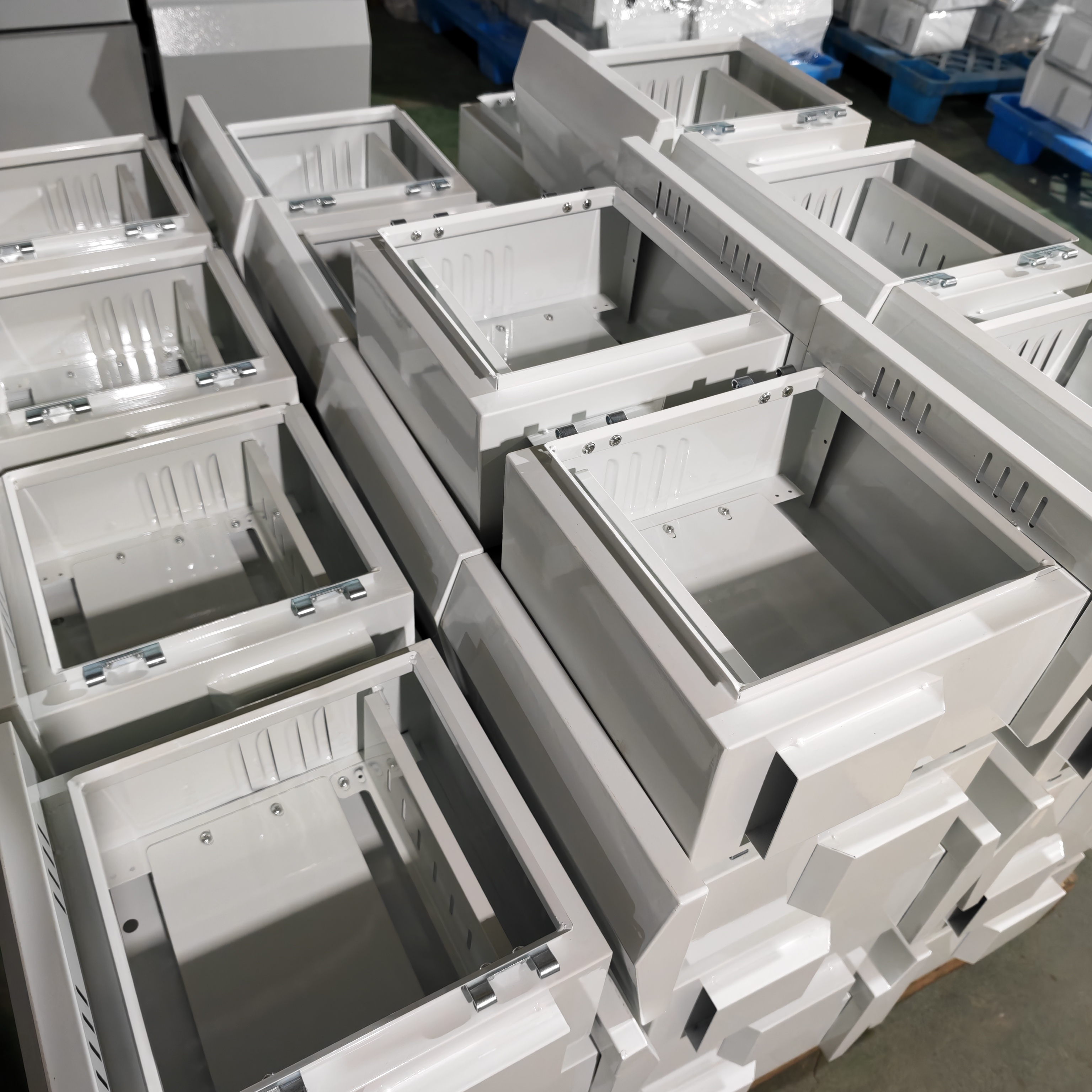 Vonkajšie dažďové monitorovacie boxy Ouyue Electric sa montujú v dávkach a chystajú sa poslať do Brazílie
